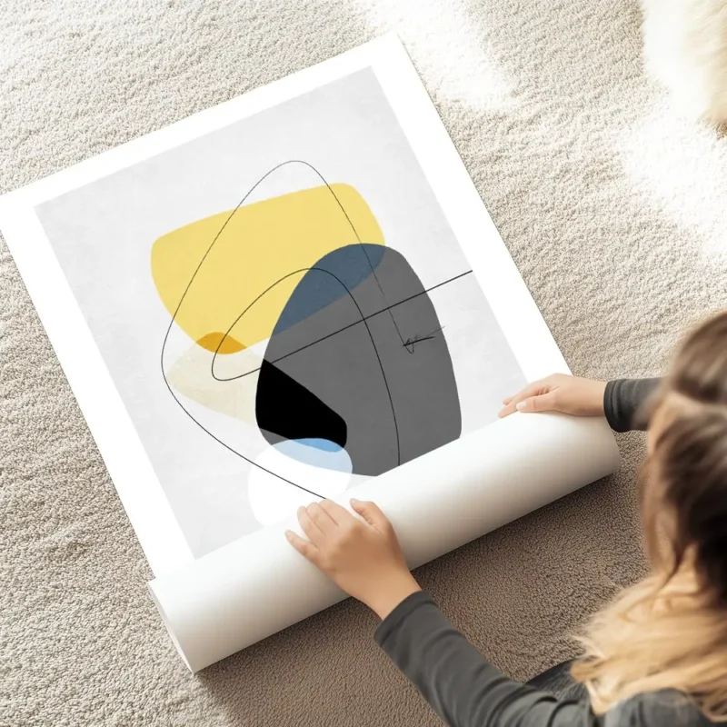 affiche avec formes abstraites jaunes et grises tourbillon noir et lignes fines au sol.webp