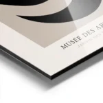 affiche avec formes abstraites noires dans un carre beige sur fond clair avec te aluminium.webp