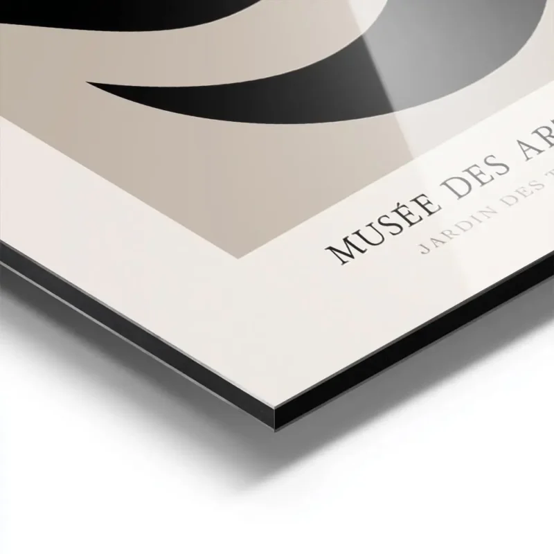 affiche avec formes abstraites noires dans un carre beige sur fond clair avec te aluminium.webp
