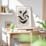 affiche avec formes abstraites noires dans un carre beige sur fond clair avec te bureau.webp