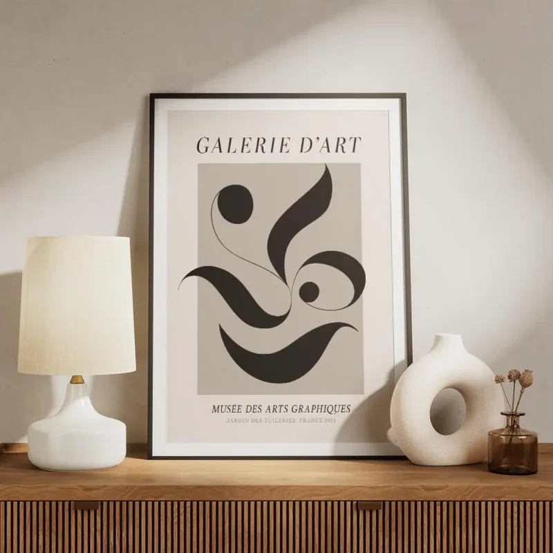 affiche avec formes abstraites noires dans un carre beige sur fond clair avec te meuble.webp