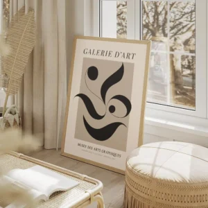 affiche avec formes abstraites noires dans un carre beige sur fond clair avec te salon beige.webp