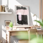 affiche avec formes abstraites noires et roses peintes a laquarelle sur fond gri bureau.webp