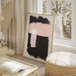 affiche avec formes abstraites noires et roses peintes a laquarelle sur fond gri salon beige.webp