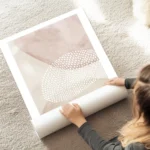 affiche avec formes abstraites roses et beiges une forme ovale texturee de point au sol.webp