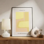 affiche avec formes abstraites roses et jaunes sur fond clair avec du texte en t meuble.webp