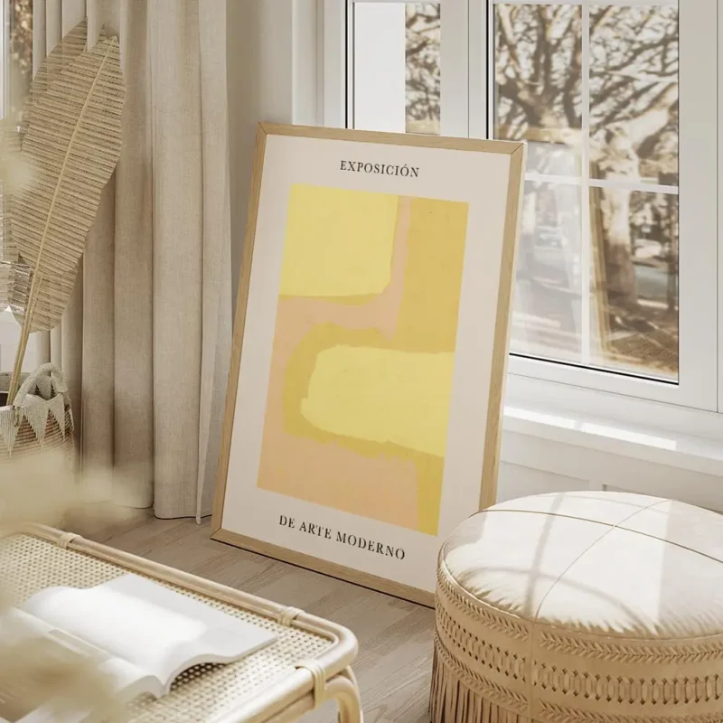 affiche avec formes abstraites roses et jaunes sur fond clair avec du texte en t salon beige.webp