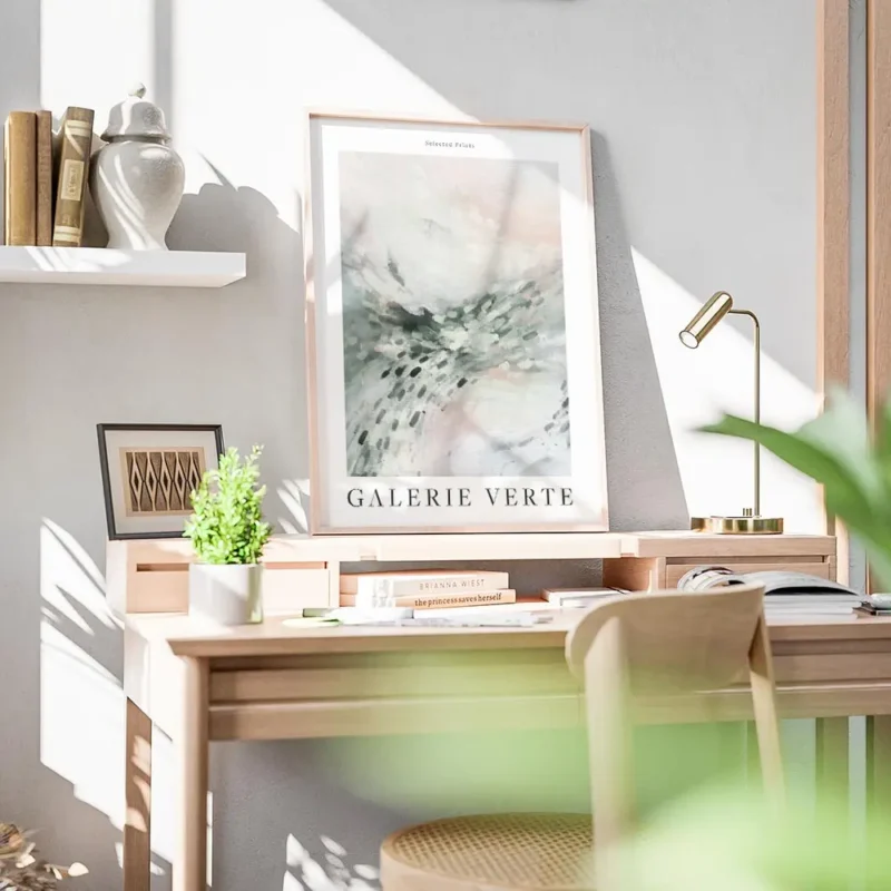 affiche avec formes abstraites vertes blanches et roses typographie noire en hau bureau.webp