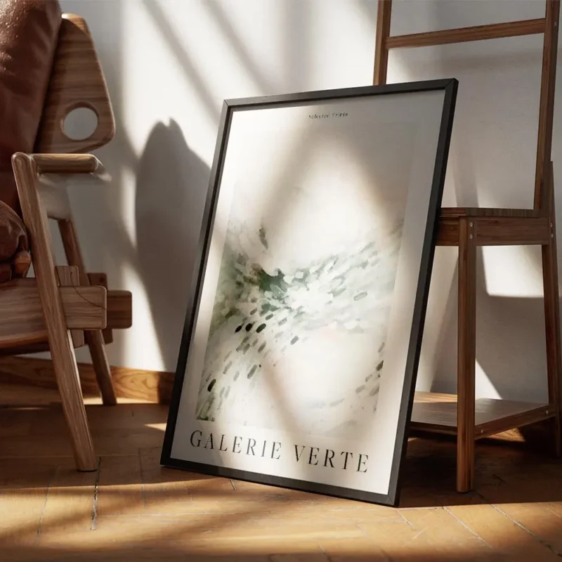 affiche avec formes abstraites vertes blanches et roses typographie noire en hau encadre.webp