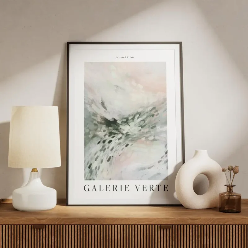 affiche avec formes abstraites vertes blanches et roses typographie noire en hau meuble.webp