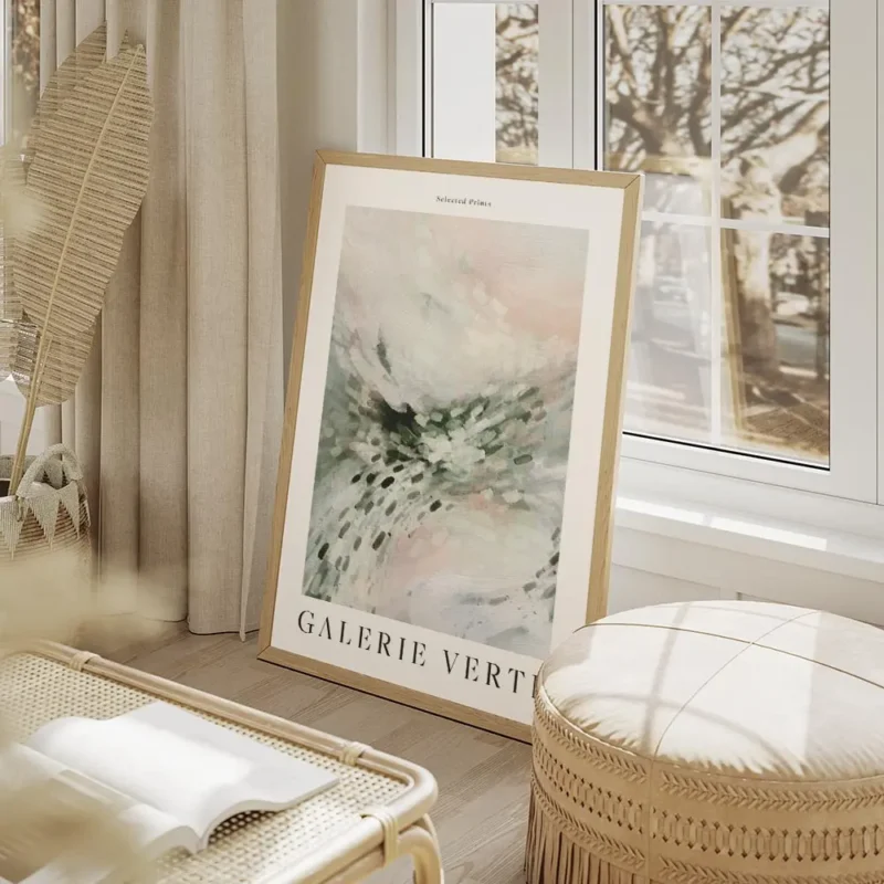 affiche avec formes abstraites vertes blanches et roses typographie noire en hau salon beige.webp