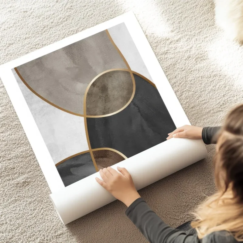 affiche avec formes aquarelles beiges marron et noires separees par des lignes d au sol.webp