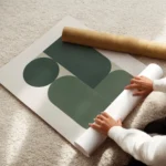 affiche avec formes geometriques vertes et rectangles sur fond beige clair enroule.webp