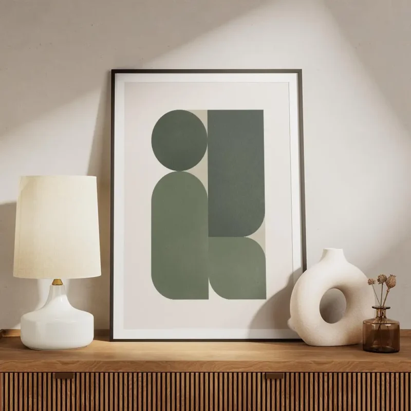 affiche avec formes geometriques vertes et rectangles sur fond beige clair meuble.webp