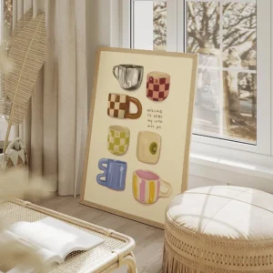 affiche avec huit tasses a cafe illustrees de differentes formes et motifs et la salon beige.webp
