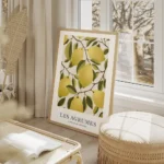 affiche avec illustration de citrons jaunes sur des branches feuillues sur fond salon beige.webp