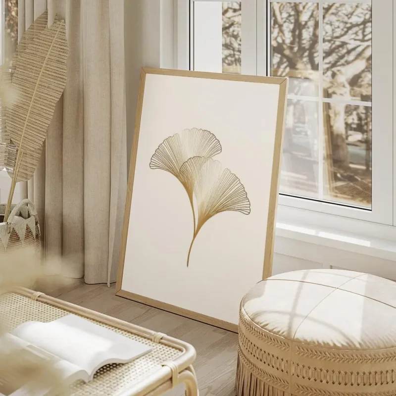 affiche avec illustration de deux feuilles de ginkgo dorees avec un design graph salon beige.webp