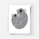 affiche avec illustration de deux koalas gris enlaces aux yeux ronds et souriant.webp