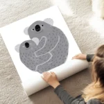 affiche avec illustration de deux koalas gris enlaces aux yeux ronds et souriant au sol.webp