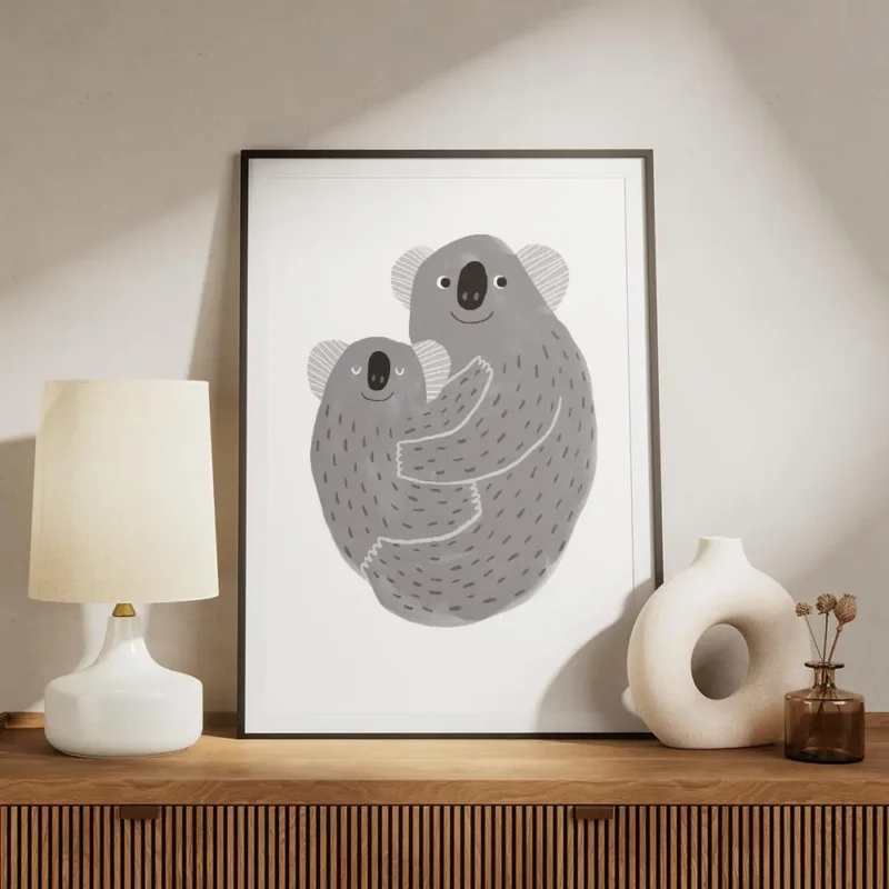 affiche avec illustration de deux koalas gris enlaces aux yeux ronds et souriant meuble.webp