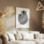 affiche avec illustration de deux koalas gris enlaces aux yeux ronds et souriant salon.webp