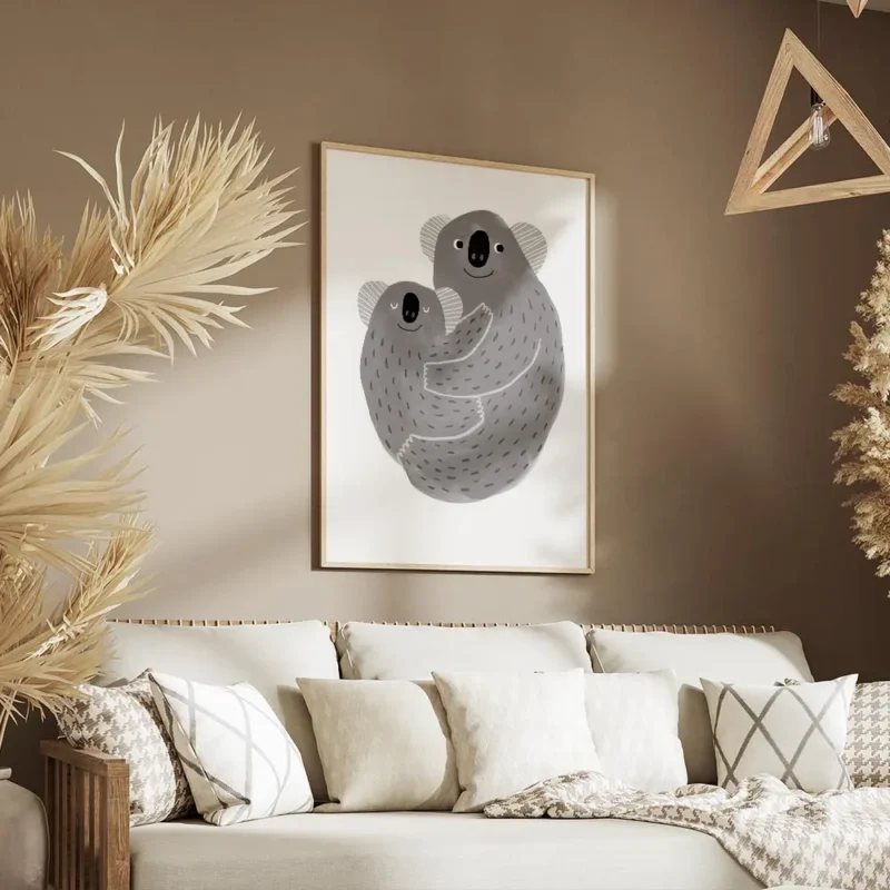 affiche avec illustration de deux koalas gris enlaces aux yeux ronds et souriant salon.webp