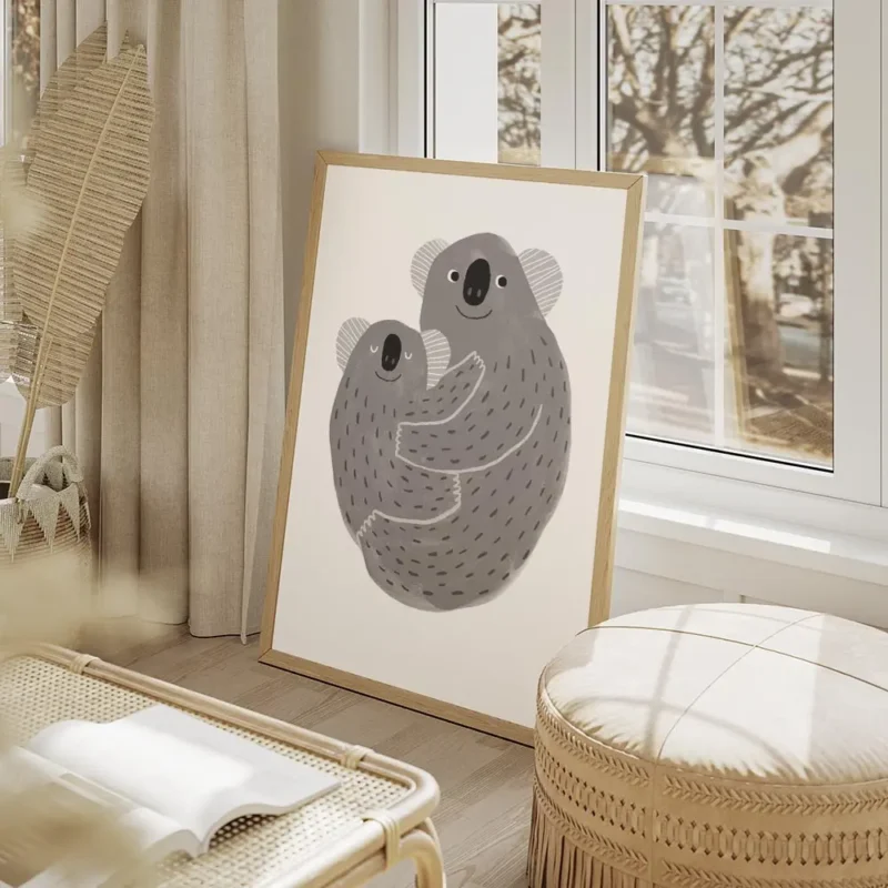 affiche avec illustration de deux koalas gris enlaces aux yeux ronds et souriant salon beige.webp