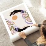 affiche avec illustration de deux mains noires aux manches fleuries et violettes au sol.webp