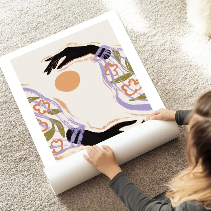 affiche avec illustration de deux mains noires aux manches fleuries et violettes au sol.webp