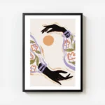 affiche avec illustration de deux mains noires aux manches fleuries et violettes avec cadre.webp