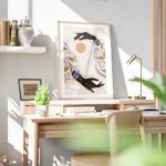 affiche avec illustration de deux mains noires aux manches fleuries et violettes bureau.webp