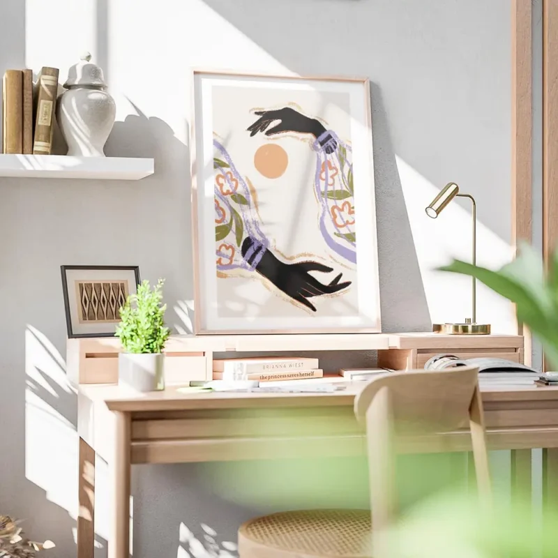 affiche avec illustration de deux mains noires aux manches fleuries et violettes bureau.webp