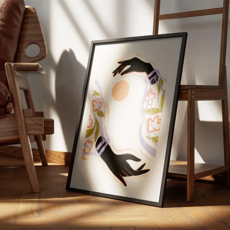 affiche avec illustration de deux mains noires aux manches fleuries et violettes encadre.webp