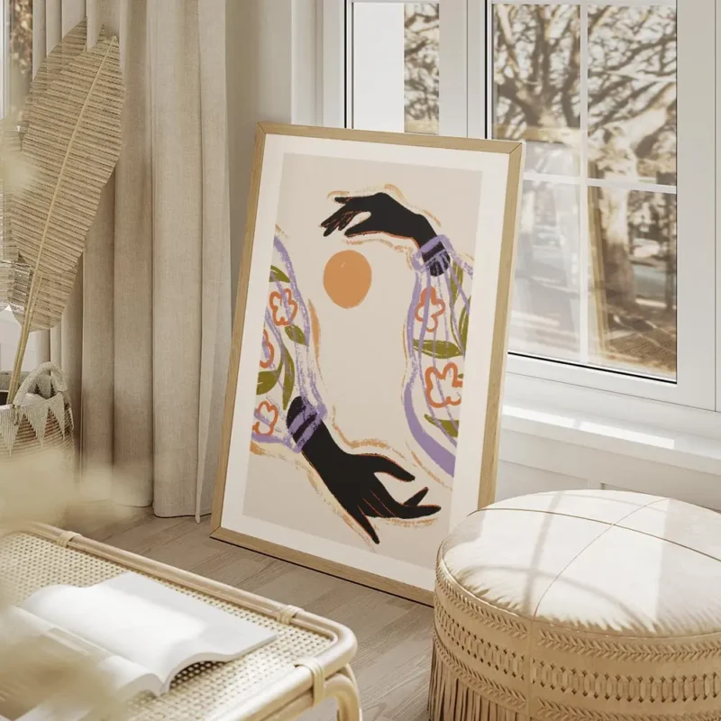 affiche avec illustration de deux mains noires aux manches fleuries et violettes salon beige.webp