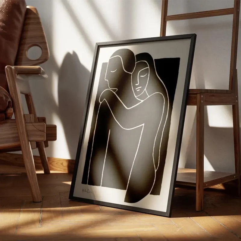 affiche avec illustration de deux personnes enlacees en typographie blanche sur encadre.webp