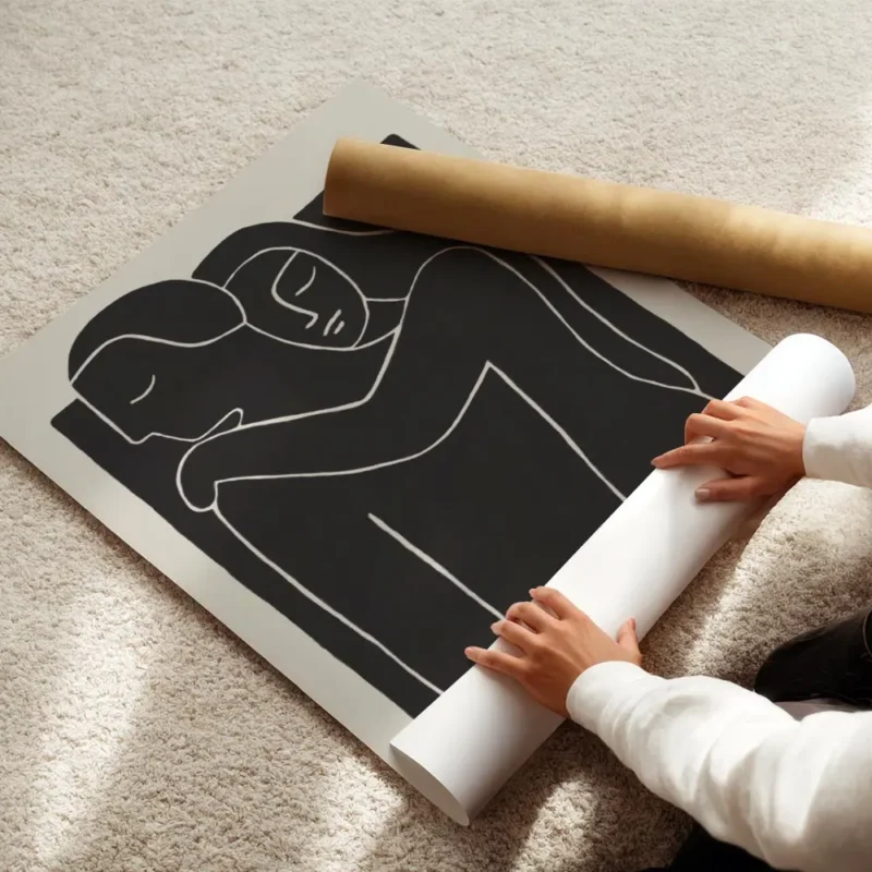 affiche avec illustration de deux personnes enlacees en typographie blanche sur enroule.webp