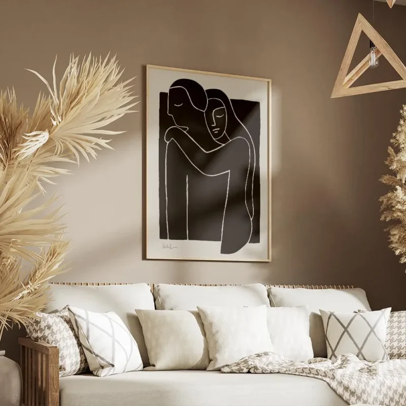 affiche avec illustration de deux personnes enlacees en typographie blanche sur salon.webp
