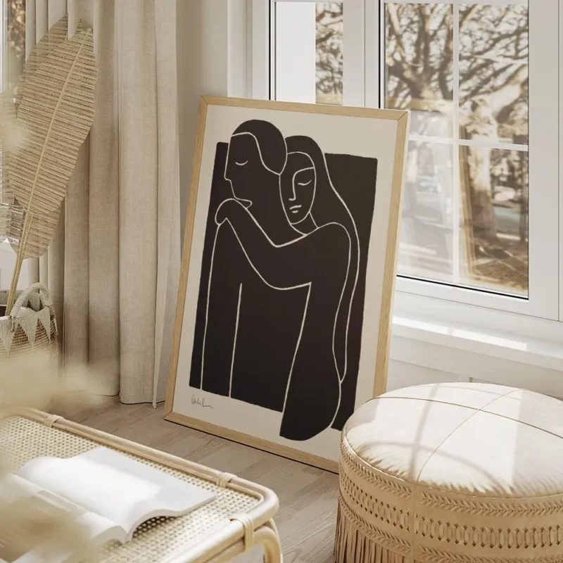affiche avec illustration de deux personnes enlacees en typographie blanche sur salon beige.webp