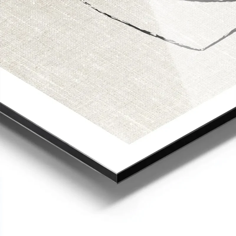 affiche avec illustration de deux visages abstraits noirs sur fond beige texture aluminium.webp