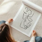 affiche avec illustration de deux visages abstraits noirs sur fond beige texture en rouleau.webp