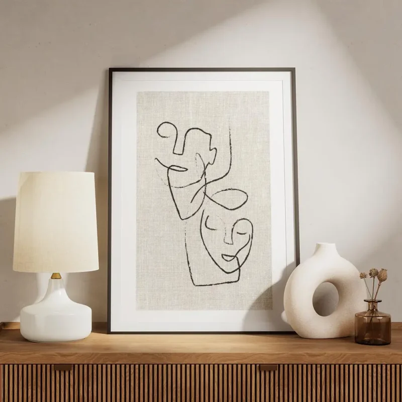 affiche avec illustration de deux visages abstraits noirs sur fond beige texture meuble.webp