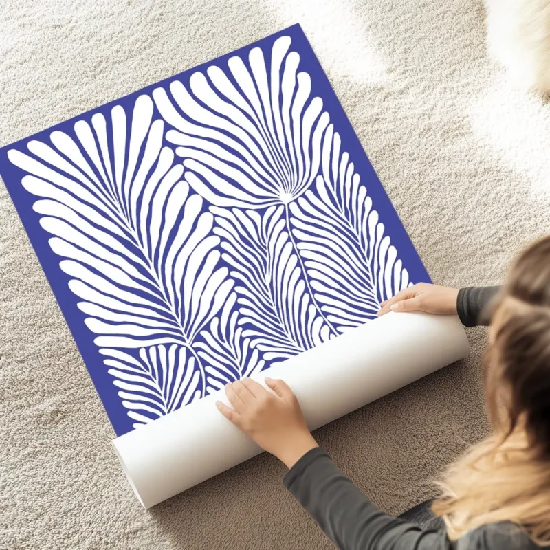 affiche avec illustration de feuilles de palmier blanches aux lignes fluides sur au sol.webp