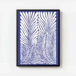 affiche avec illustration de feuilles de palmier blanches aux lignes fluides sur avec cadre.webp