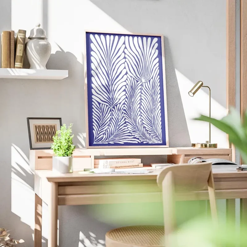 affiche avec illustration de feuilles de palmier blanches aux lignes fluides sur bureau.webp