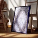 affiche avec illustration de feuilles de palmier blanches aux lignes fluides sur encadre.webp