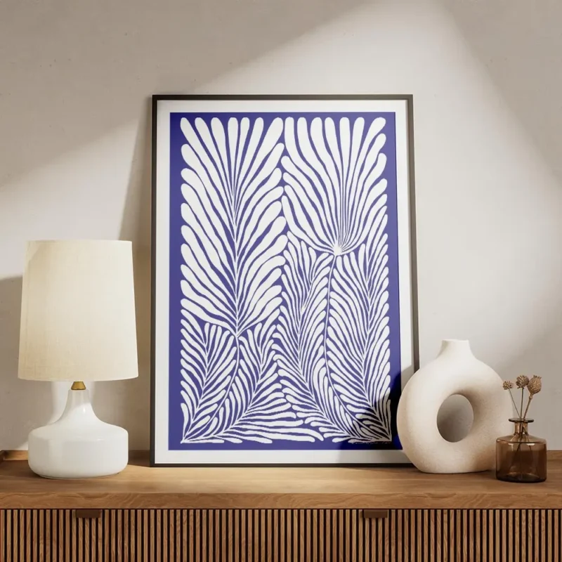 affiche avec illustration de feuilles de palmier blanches aux lignes fluides sur meuble.webp