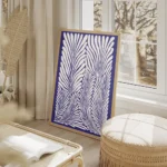 affiche avec illustration de feuilles de palmier blanches aux lignes fluides sur salon beige.webp