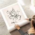 affiche avec illustration de feuilles et baies noires dessinees a la main sur fo au sol.webp