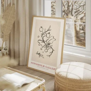 affiche avec illustration de feuilles et baies noires dessinees a la main sur fo salon beige.webp
