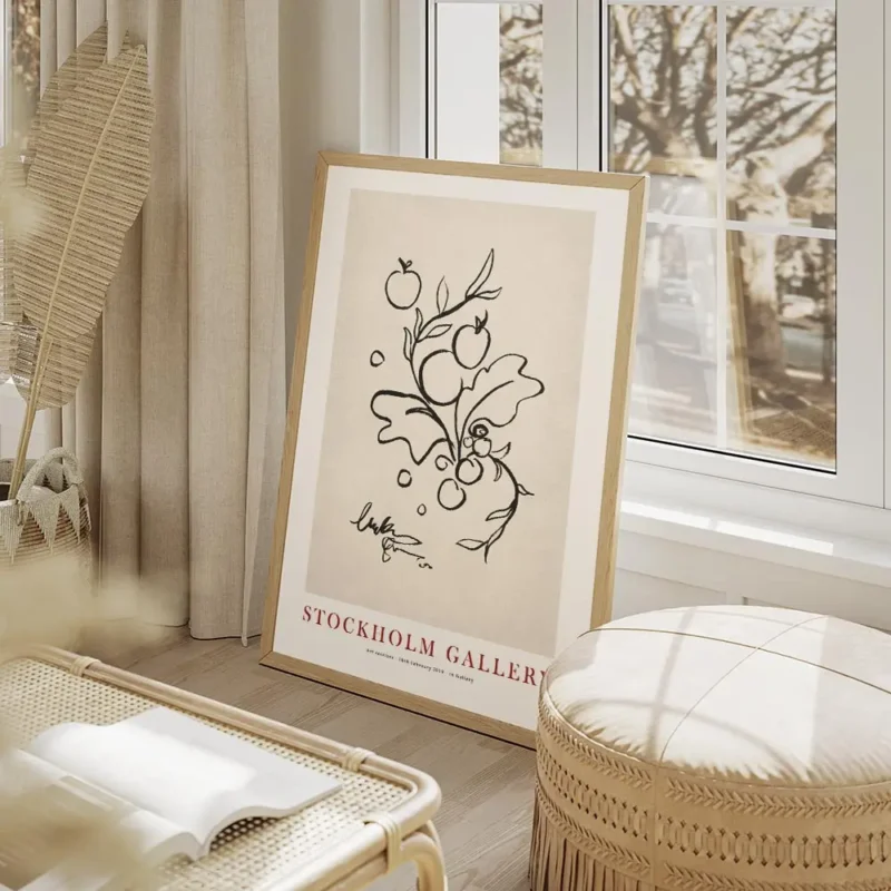 affiche avec illustration de feuilles et baies noires dessinees a la main sur fo salon beige.webp
